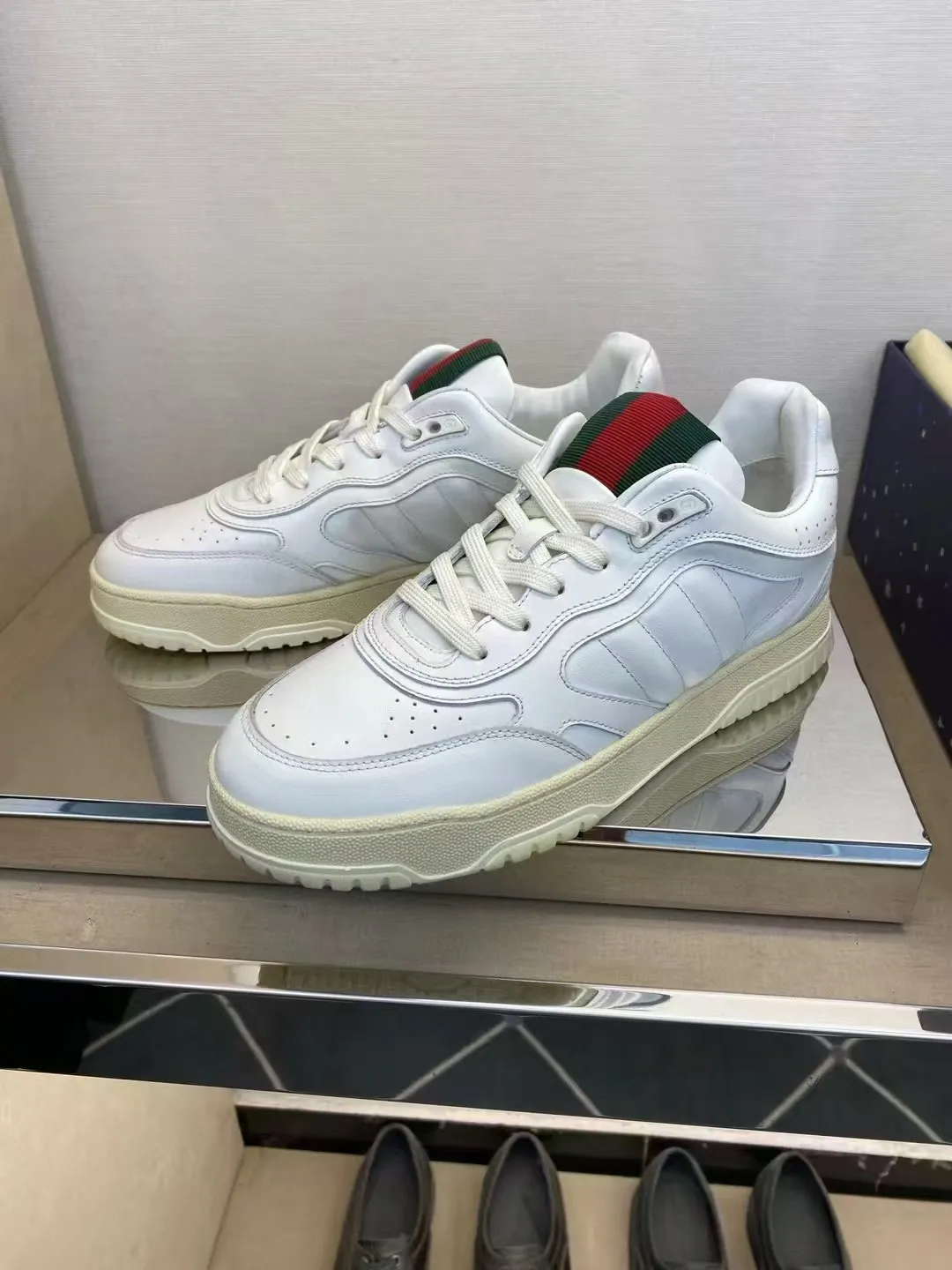 Factory price: 420💰Gucci new men's shoes GUCCI [Lightning] latest shoes are shipped. Original quality, fashionable, made of special materials, sheepskin lining, brand new packaging. The foot feels super comfortable and the workmanship is impeccable. Size: Men's 38-44, customized 45